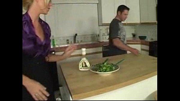 Moeder rimt de reet van haar zoon