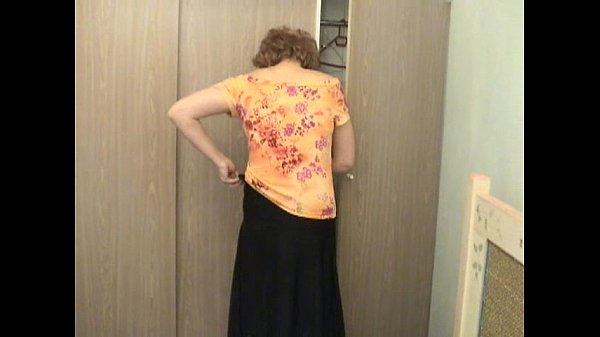 Mamma gedwongen in haar keel geneukt