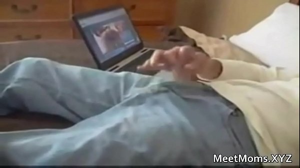 Mamma zuigt mijn pikkie af en neukt me klaar