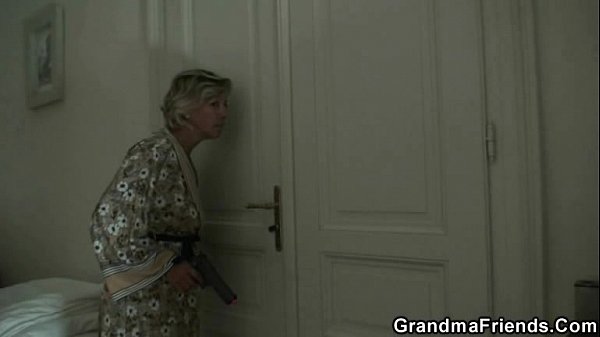 Rijpe vrouw neukt onder dwang