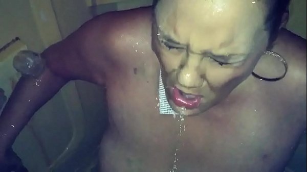 Ik verkracht mamma en laat haar pis drinken