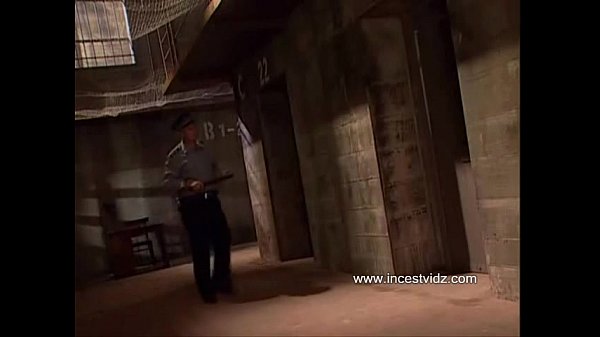 Moeder bezoekt haar zoon in de lik en neukt hem