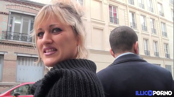 Bonne milf blonde gangbang devant son mari, pour Noël [Full Video]