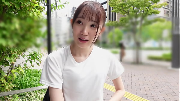 ハメ撮り 細身のちっぱいJK未熟マンコにおじさんチンポでガン突き。部活終わりの汗で湿ったマ○コを舐めまわし窓際で真昼間から見せつけSEX。　https://bit.ly/3OKOWE2