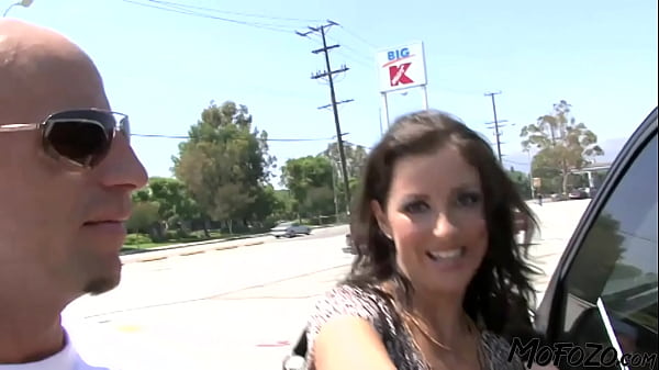 MOFOZO.com – This Is How To Pick Up A Hot Chick At The Parking Lot!