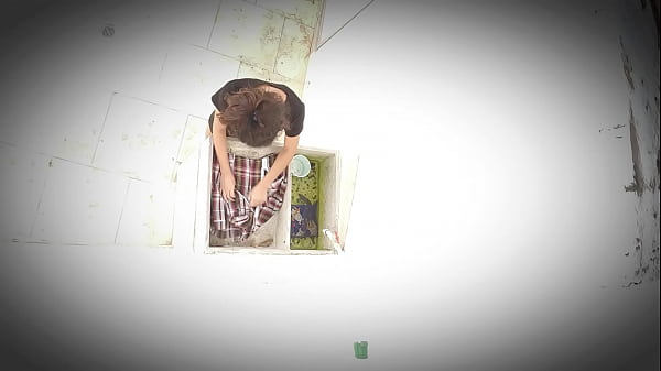 PILLADAS POR CAMARA OCULTA MADRASTRA E HIJASTRA CACHONDAS FOLLANDO EN EL PATIO DE SU CASA