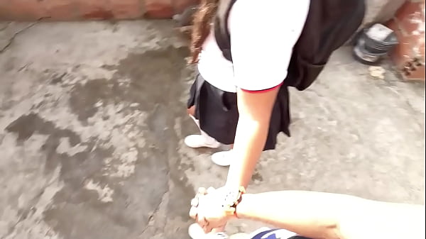 SALGO DE LA ESCUELA MUY CALIENTE Y LE PIDO A MI NOVIO QUE ME FOLLE DE PIE EN UNA CASA ABANDONADA HASTA QUE ME LLENE EL CÑO DE LECHE