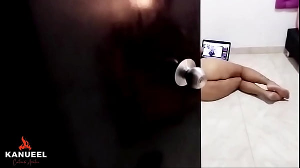 LA CULO RICO DE MI MADRASTRA MORENA ES PILLADA MIENTRAS SE MASTURBA EN SU HABITACION Y NO SE DA CUENTA QUE LA ESTOY ESPIANDO